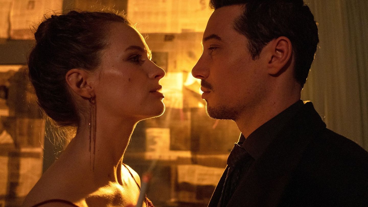 Anara (Marlene Tanczik) und Max van Veeren (Klaus Steinbacher) sind schon eine Weile verheiratet. Doch kennen sie sich überhaupt richtig?