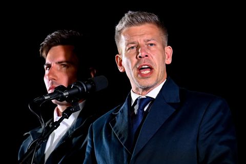 Wahlsieger Magyar ruft die Orban-Loyalisten an der Staatsspitze zum Rücktritt auf. Foto: Denes Erdos/AP/dpa