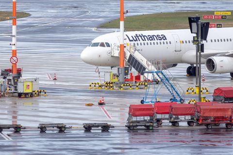 Erst kürzlich kam es wegen Streiks des Kabinenpersonals zu zahlreichen Flugausfällen bei Deutschlands größter Airline. (Archivbi