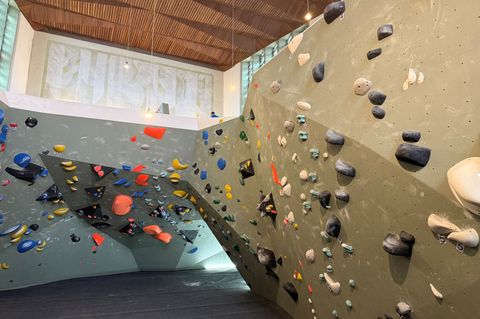 In die ehemalige Kirche wurden Wände mit Klettergriffen eingezogen. Foto: Michael Bauer/dpa