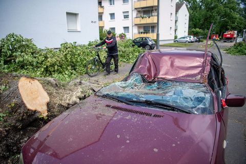 Die Gefahr von Unwetterschäden an Autos nimmt stetig zu. (Archivbild) Foto: Lino Mirgeler/dpa