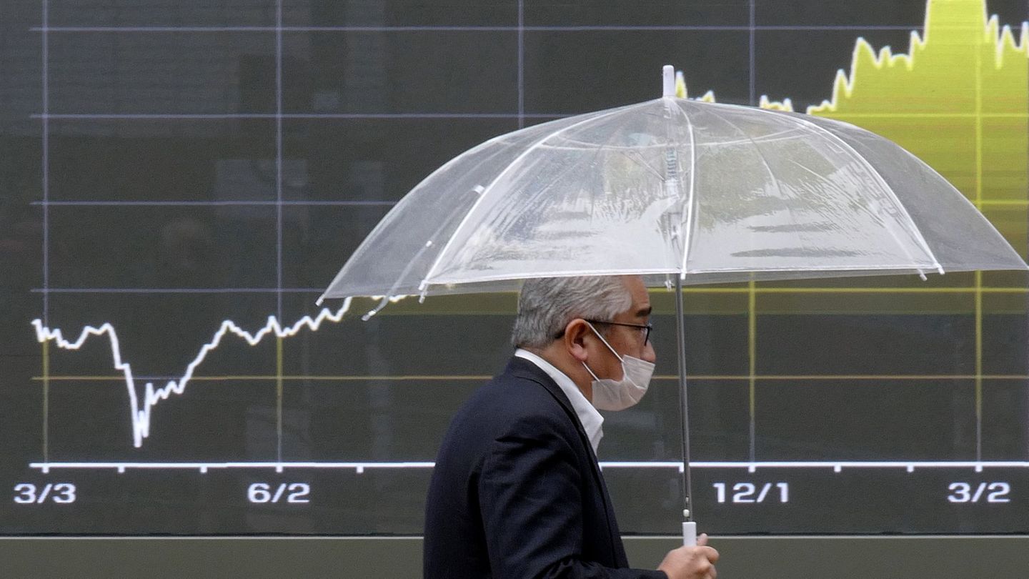 Der japanische Leitindex Nikkei 225 ist mit leichten Kursverlusten in die Handelswoche gestartet. (Archivbild) Foto: Eugene Hosh