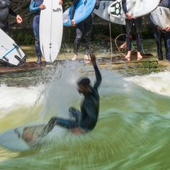 Früher standen die Surfer Schlange für einen Ritt auf der berühmten Welle. (Archivfoto) Foto: Peter Kneffel/dpa