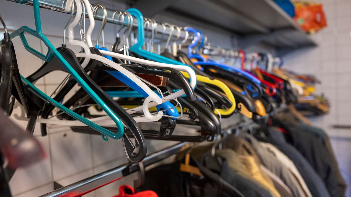 Auch bei der Kleiderkammer können Kleidungsstücke gespendet werden. (Archivbild) Foto: Monika Skolimowska/dpa