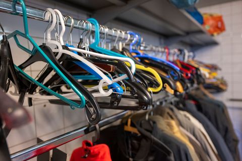 Auch bei der Kleiderkammer können Kleidungsstücke gespendet werden. (Archivbild) Foto: Monika Skolimowska/dpa