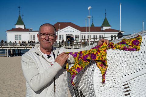 Jürgen Kraft ist eigentlich Fahrlehrer, hat aber eine Bademodensammlung mit rund 700 Teilen. Foto: Stefan Sauer/dpa