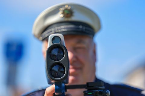 Vor einer Radarkontrolle der Polizei warnte ein Mann mit einem Plakat. (Symbolbild) Foto: Jan Woitas/dpa