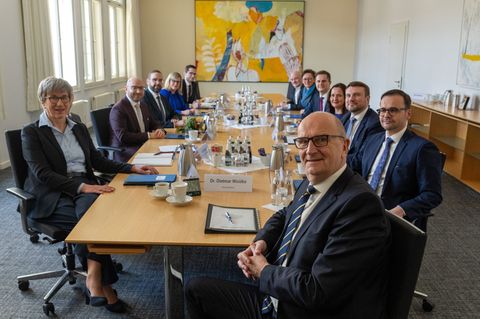 Das Brandenburger Kabinett berät über den künftigen Haushalt. (Archivbild) Foto: Soeren Stache/dpa