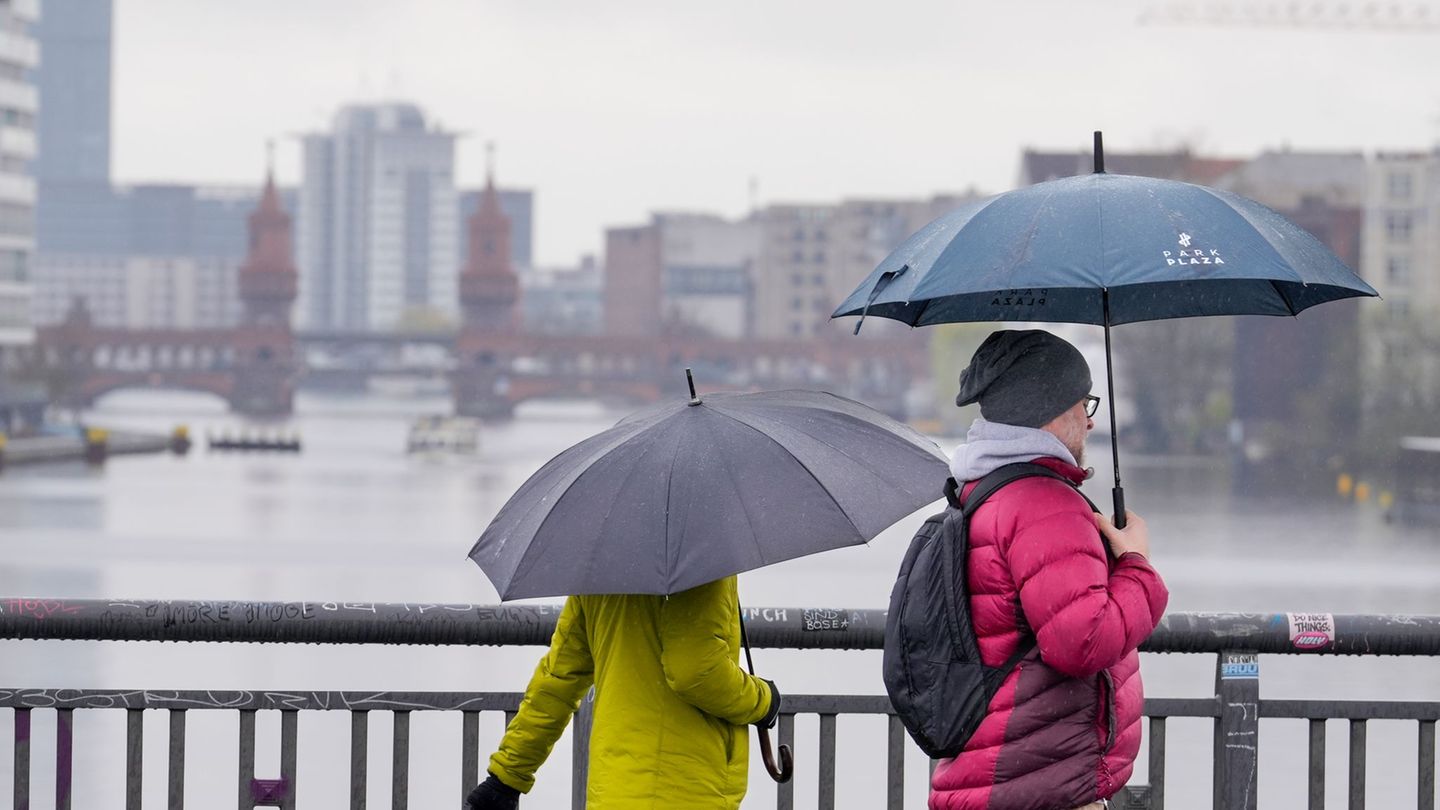 Ein Mix aus Regen und Wolken dominiert die neue Woche, bis sich am Mittwoch die Sonne durchsetzt. (Symbolbild) Foto: Soeren Stac