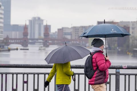 Ein Mix aus Regen und Wolken dominiert die neue Woche, bis sich am Mittwoch die Sonne durchsetzt. (Symbolbild) Foto: Soeren Stac