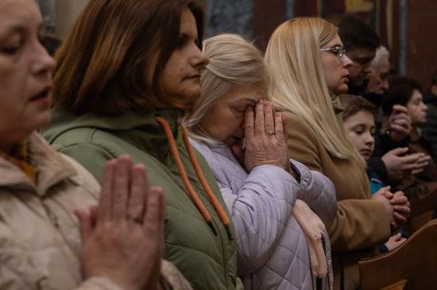 Menschen in der Ukraine beten am Osterfest für den Frieden