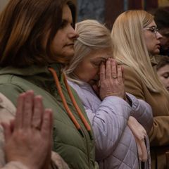 Menschen in der Ukraine beten am Osterfest für den Frieden