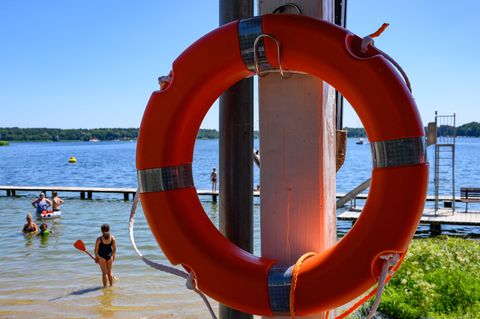 "Pack die Badehose ein" - im Mai geht die Saison an Seen und in Freibädern los. (Archivbild) Foto: Patrick Pleul/dpa
