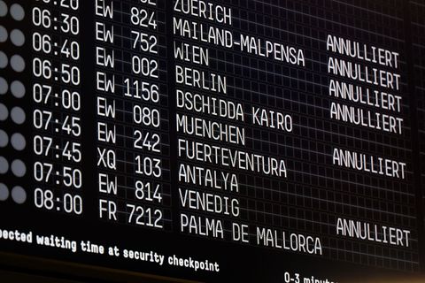 Passagiere sollten sich direkt bei den Airlines informieren, ob ihr Flug startet. Foto: Henning Kaiser/dpa