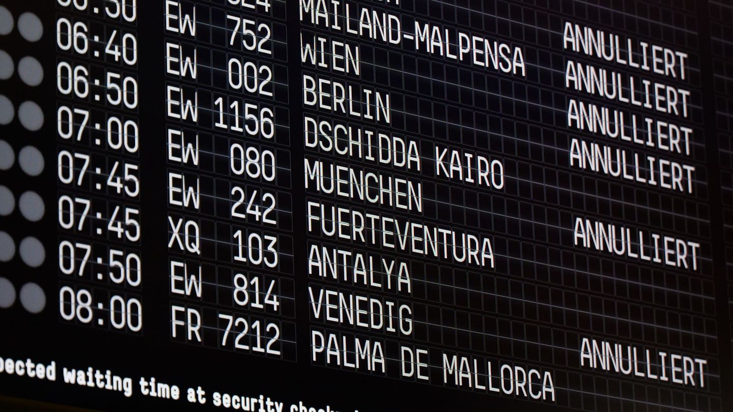 Passagiere sollten sich direkt bei den Airlines informieren, ob ihr Flug startet. Foto: Henning Kaiser/dpa