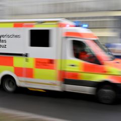 Sanitäter bringen die beiden Schwerverletzen in ein Krankenhaus. (Symbolbild) Foto: Peter Kneffel/dpa
