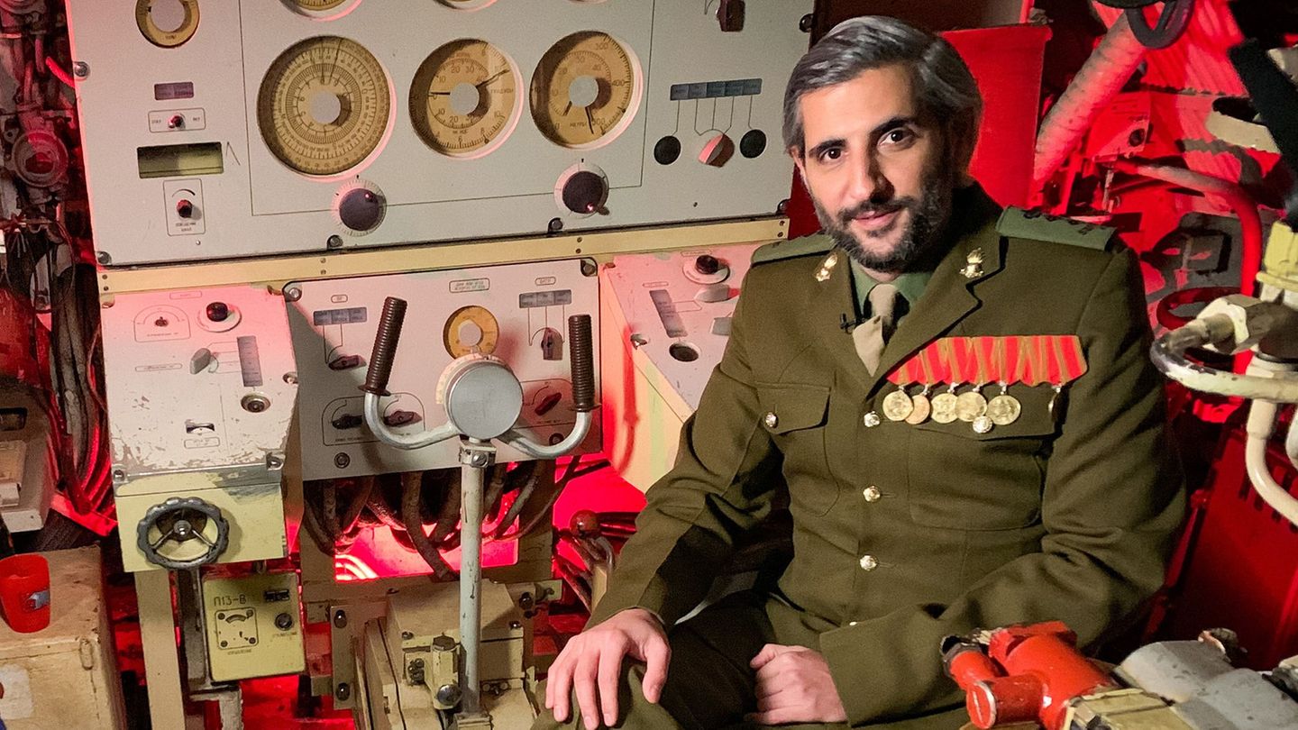 Michel Abdollahi modertiert seine 100. Sendung "Käpt'ns Dinner" im NDR.