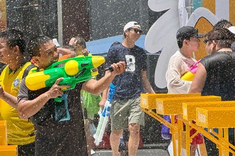 Bei der großen Hitze bieten die Wasserschlachten eine willkommene Abkühlung. Foto: Carola Frentzen/dpa