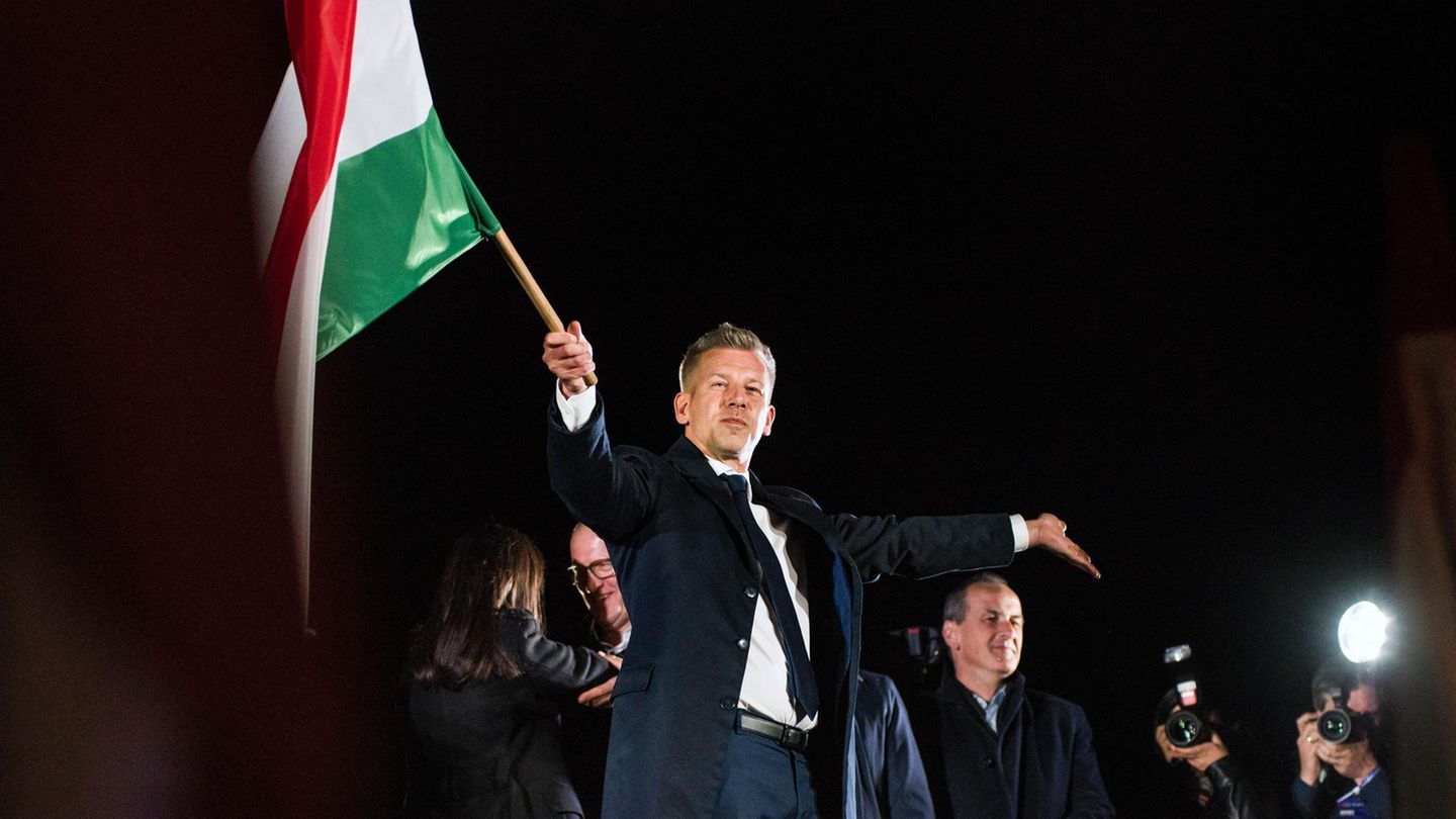 Machtwechsel in Ungarn: Der ungarische Oppositionsführer Péter Magyar errang einen klaren Wahlsieg