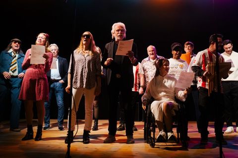 Henning Krautmacher (vorne Mitte) hat mit zahlreichen teilweise prominenten Mitwirkenden einen Song für Inklusion produziert.