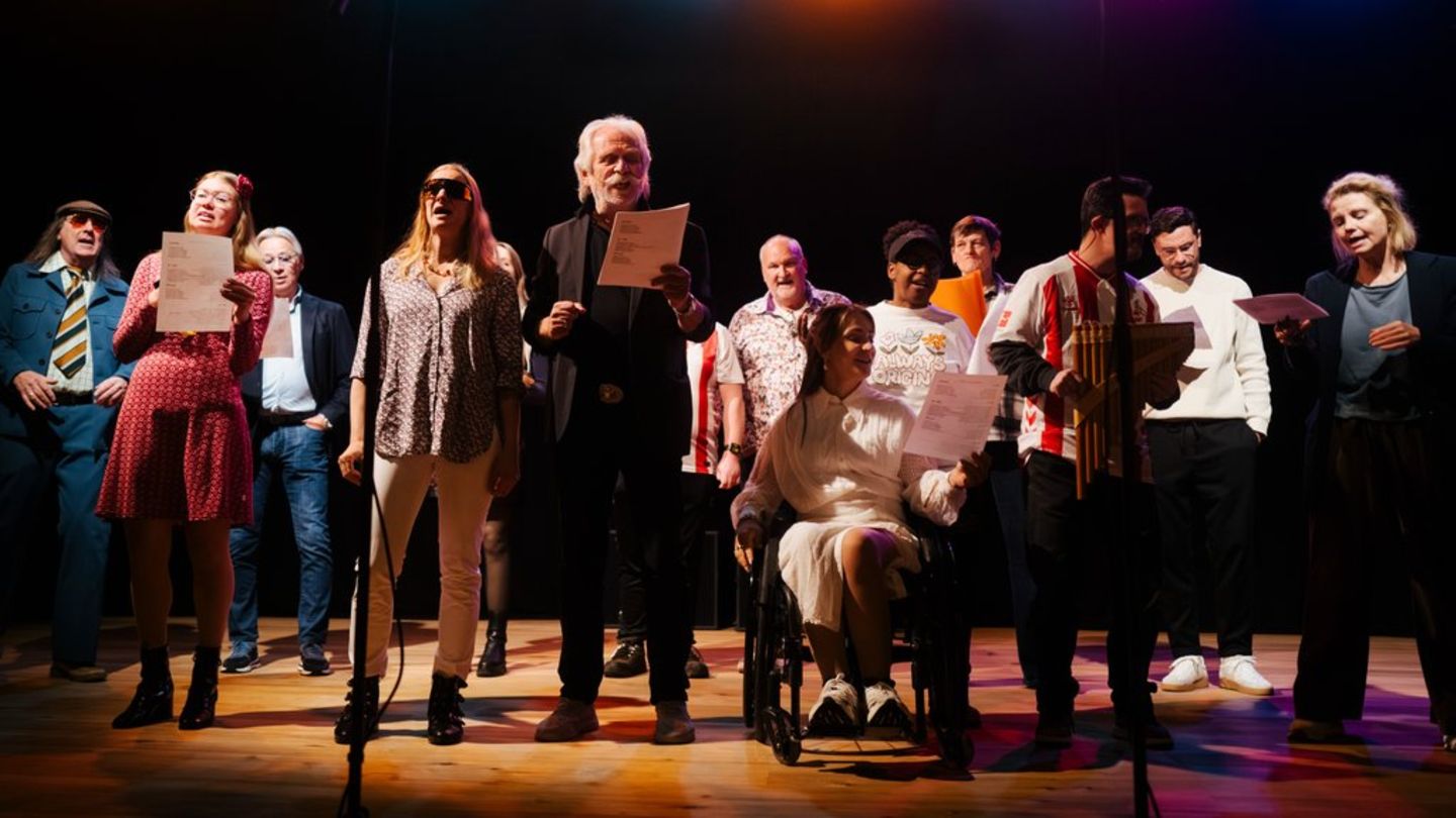 Henning Krautmacher (vorne Mitte) hat mit zahlreichen teilweise prominenten Mitwirkenden einen Song für Inklusion produziert.