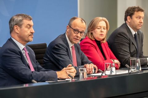 Kanzler Friedrich Merz (CDU) äußert sich in Berlin nach den zweitägigen Beratungen der Koalitionsspitzen über die Ergebnisse. Fo