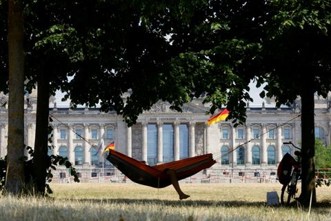 Mann in Hängematte nahe Bundestag