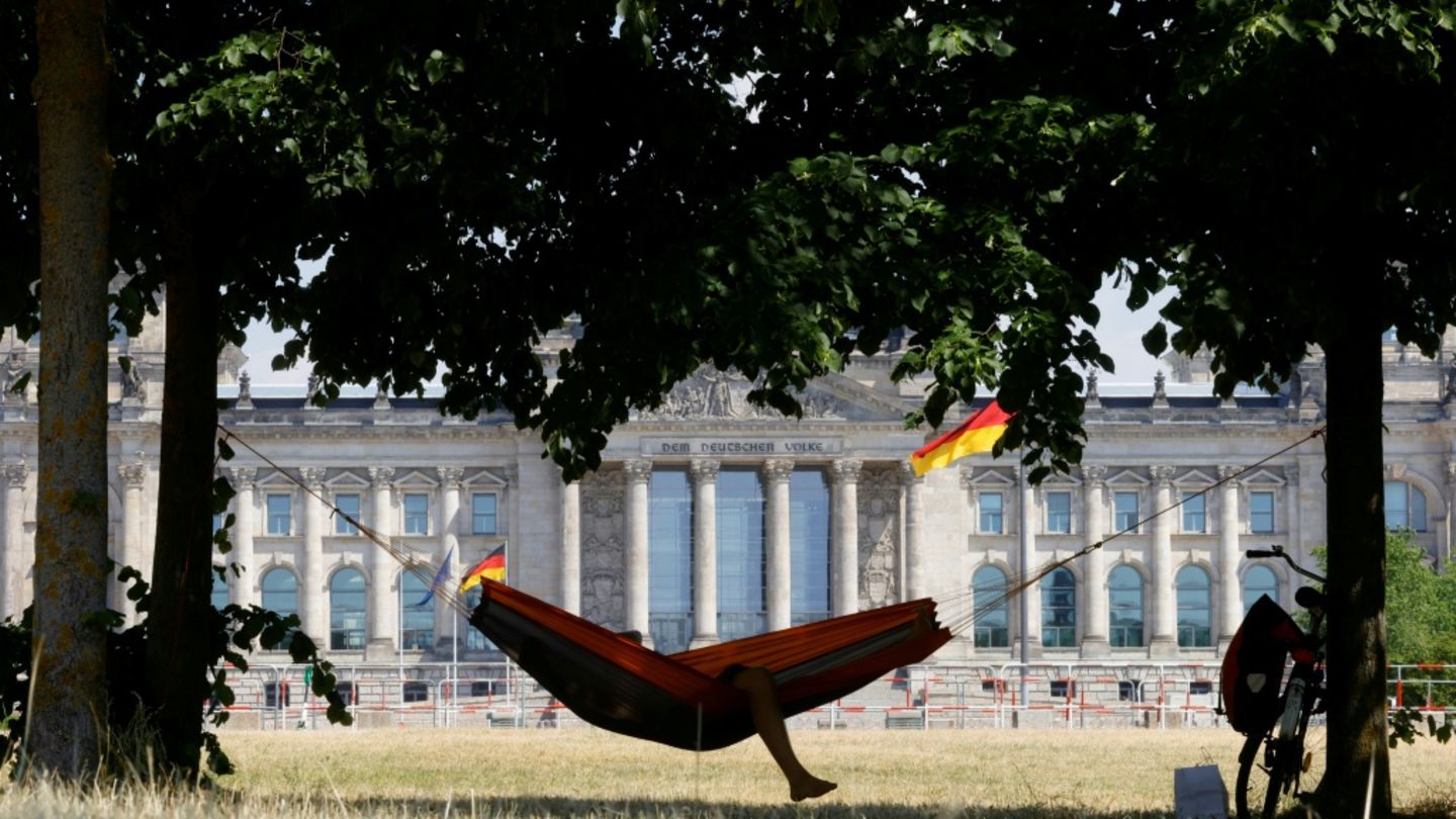 Mann in Hängematte nahe Bundestag