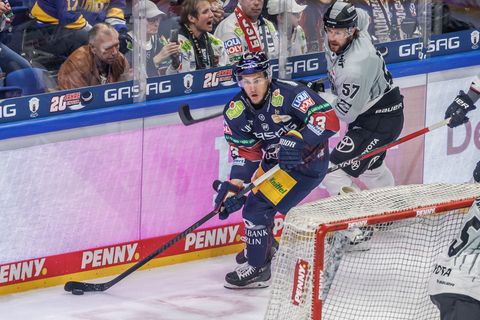 Angreifer Leonhard Pföderl beendete mit seinen neiden Toren beim 4:2 der Eisbären Berlin gegen die Kölner Haie eine lange Dursts