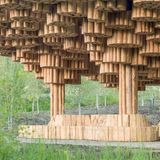 Eine Besucherin sitzt im Xylem-Pavillon