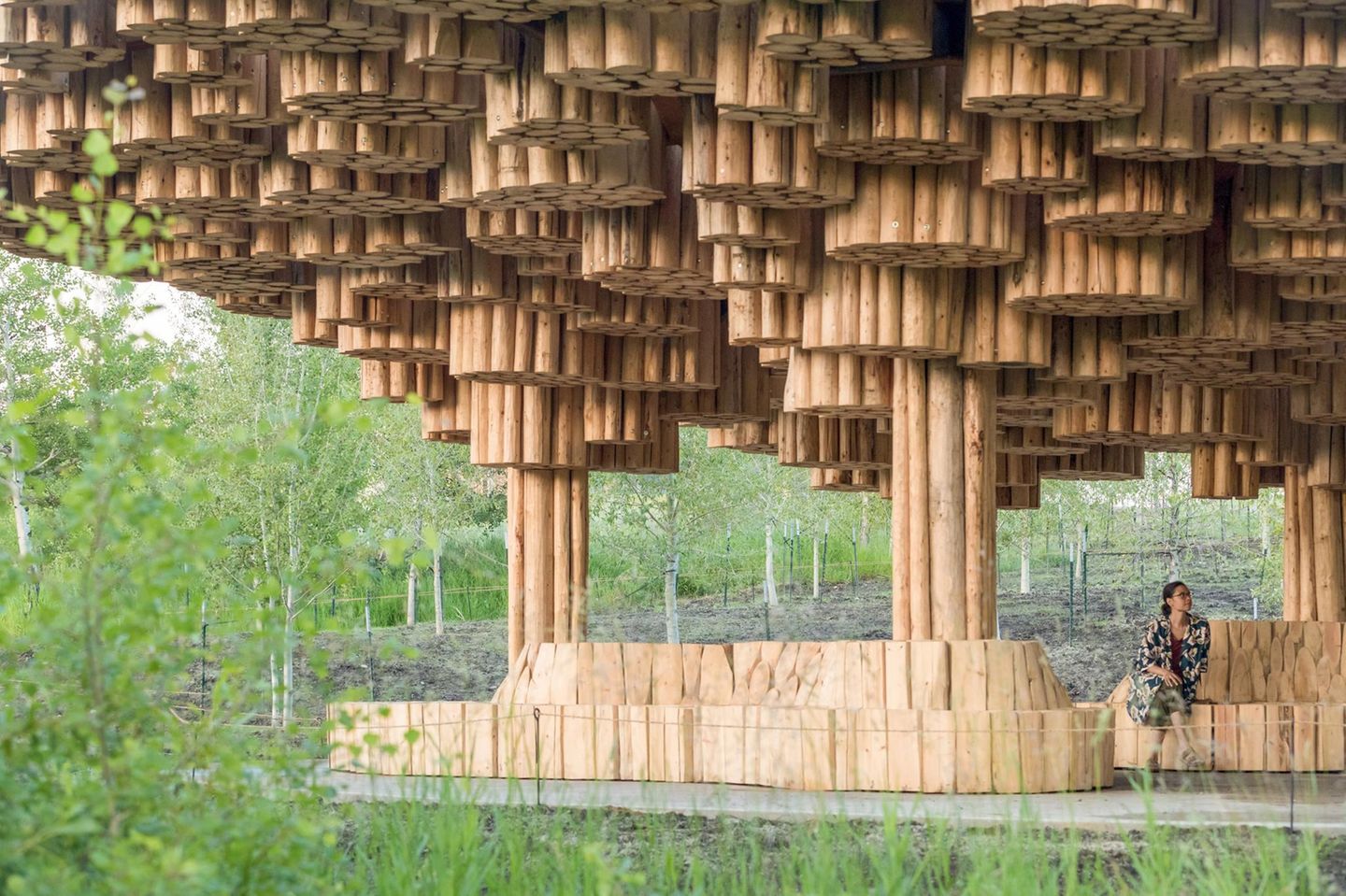 Eine Besucherin sitzt im Xylem-Pavillon