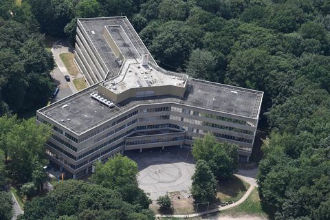 Die Luftaufnahme zeigt das Gebäude der Außenstelle des Bundesamt für Migration und Flüchtlinge (Bamf) in Bremen