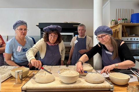 Beim Sauerteig kommt es auf den richtigen Schnitt an, wenn man ein "wildes Aufreißen" verhindern will. Foto: Katja Sponholz/dpa