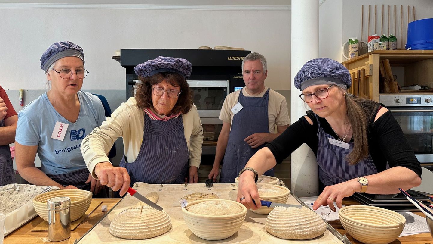Beim Sauerteig kommt es auf den richtigen Schnitt an, wenn man ein "wildes Aufreißen" verhindern will. Foto: Katja Sponholz/dpa