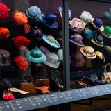 Hüte, nichts als Hüte! Unzählige Kopfbedeckungen trug die Queen zeit ihres langen Lebens. Stets in der Farbe ihres jeweiligen Kostüms, zu dem auch immer Handtasche und Schuhe (vorne) zu passen hatten. Mit dem roten Hut unten links …