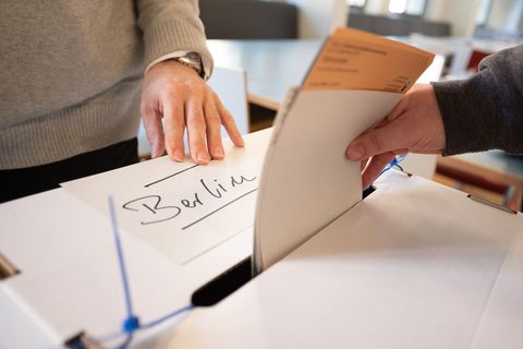 Es fehlen noch etwa 9.000 Wahlhelfer. (Symbolbild) Foto: Sebastian Gollnow/dpa