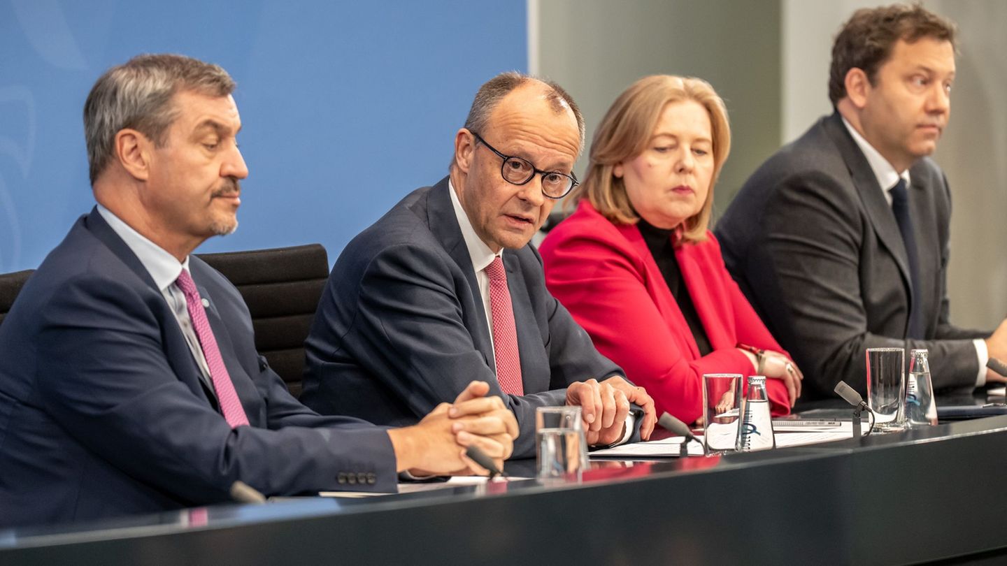 Kanzler Merz dämpfte Erwartungen an langfristig wirkende Entlastungen bei den Spritpreisen. Foto: Michael Kappeler/dpa