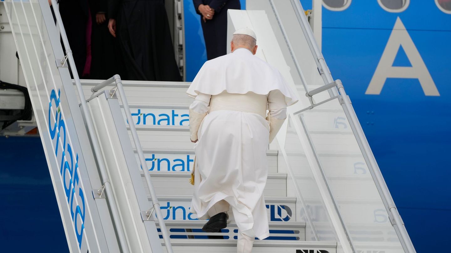 Papst Leo betritt den Flieger nach Algerien - während des Flugs geht er dann auf die Kritik von US-Präsident Trump ein. Foto: Gr