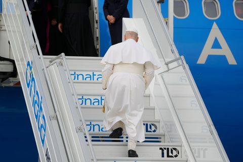 Papst Leo betritt den Flieger nach Algerien - während des Flugs geht er dann auf die Kritik von US-Präsident Trump ein. Foto: Gr