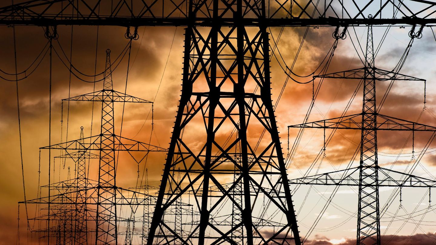 Strmmasten vor dramatischen dunkelrot eingefärbten Wolken als Symbolbild für Stromios Lieferschwierigkeiten