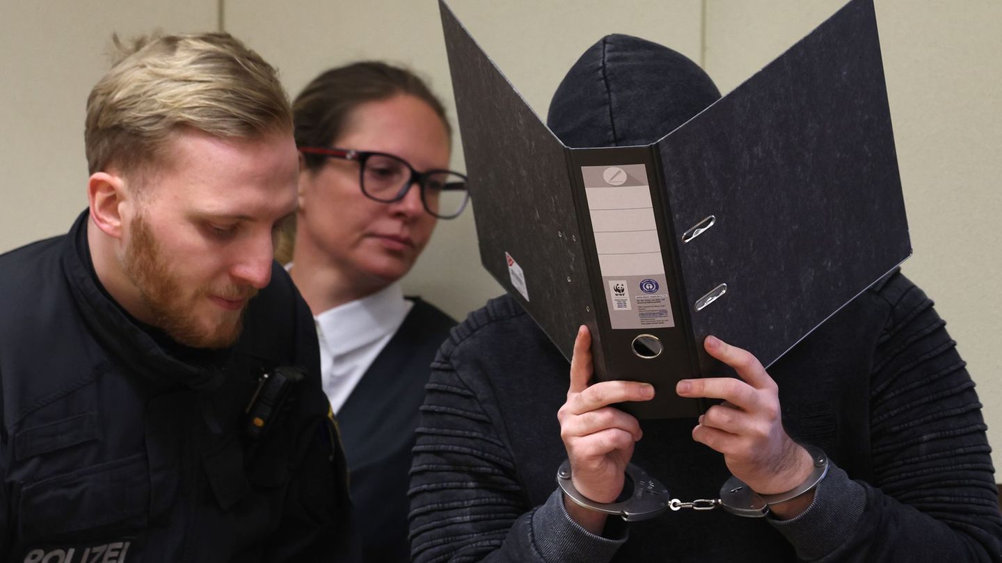 Zwei Menschen wurden bei dem Angriff verletzt, eine Frau starb. (Archivbild) Foto: Karl-Josef Hildenbrand/dpa
