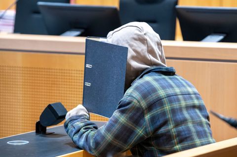 Der Angeklagte soll eine dreifache Mutter erschossen haben. Die Tochter des Opfers musste nun aussagen. Foto: Stefan Puchner/dpa