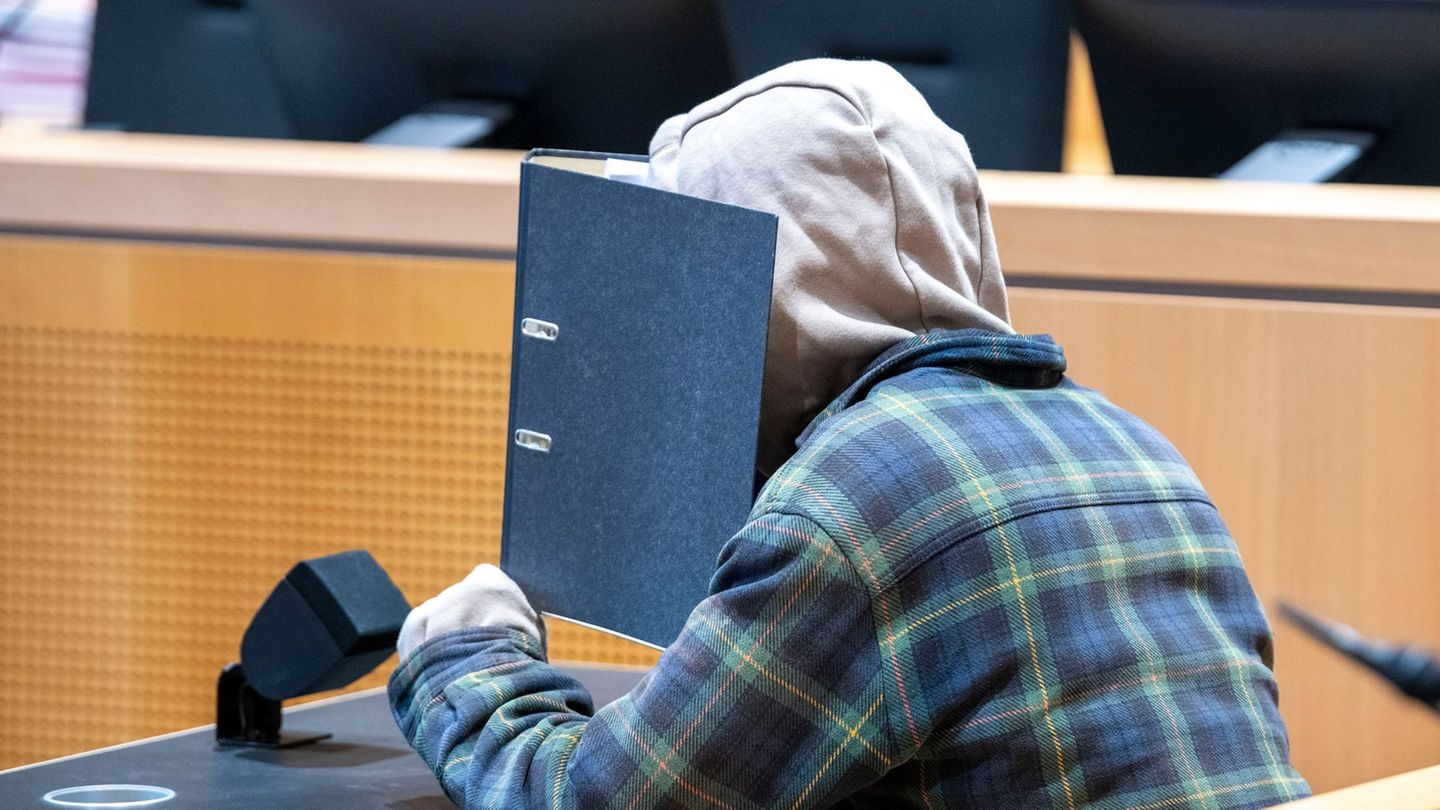 Der Angeklagte soll eine dreifache Mutter erschossen haben. Die Tochter des Opfers musste nun aussagen. Foto: Stefan Puchner/dpa