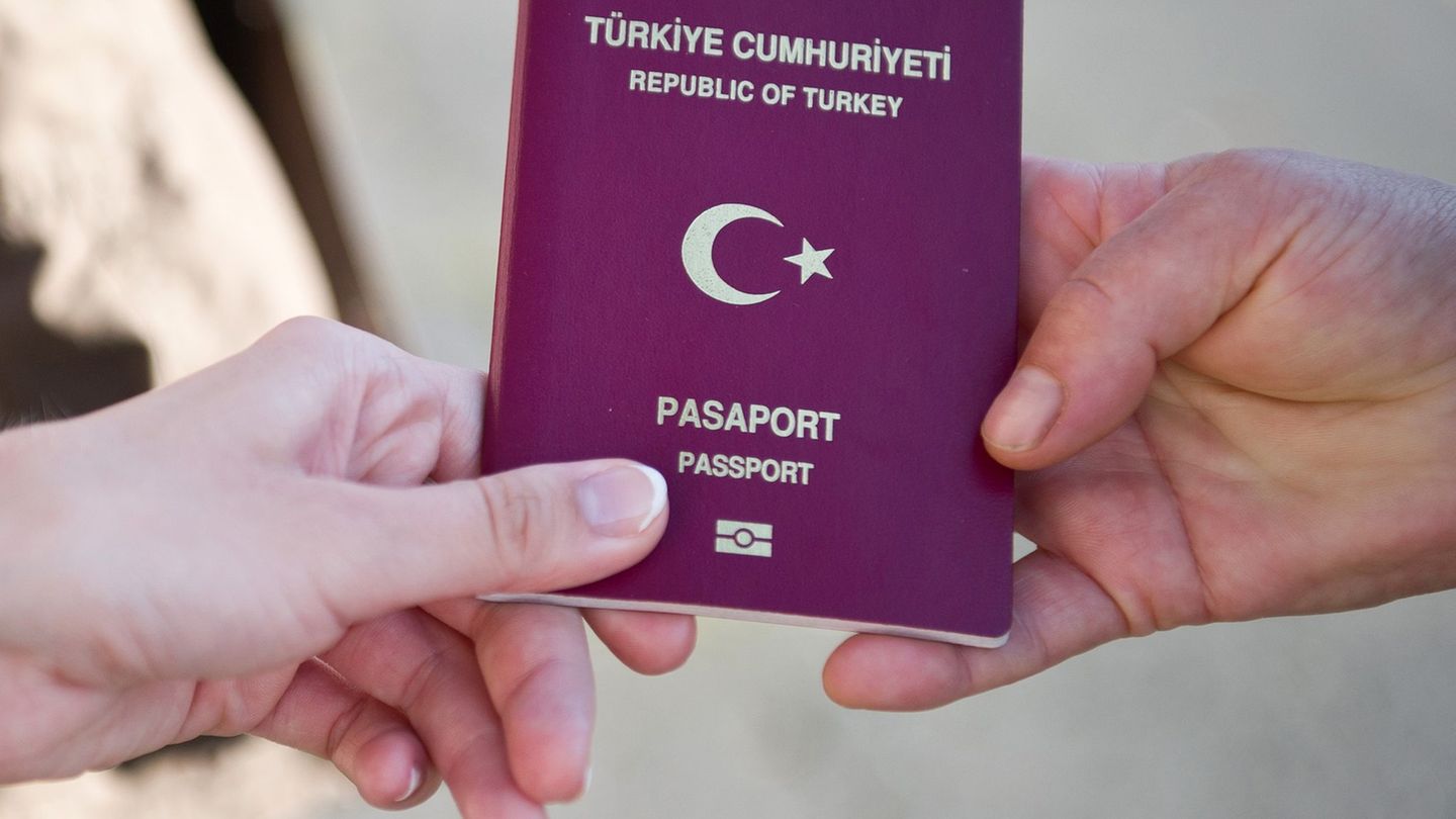 Menschen mit türkischem Pass sind nach wie vor die größte Gruppe der ausländischen Staatsangehörigen in NRW. (Symbolbild) Foto: