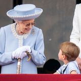 … die sie auf dem Balkon des Buckingham-Palastes verfolgte – hier mit ihrem Ur-Enkel Prinz Louis. Drei Monate später verstarb die Queen mit 96 Jahren auf Schloss Balmoral.