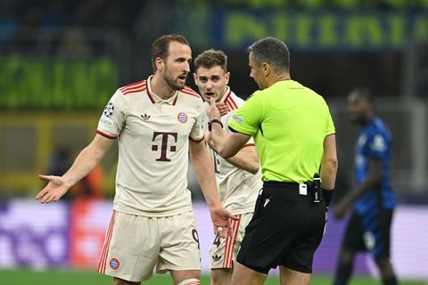 Vor einem Jahr in Mailand: Harry Kane diskutiert mit Schiedsrichter Slavko Vinčić. (Archivbild) Foto: Sven Hoppe/dpa