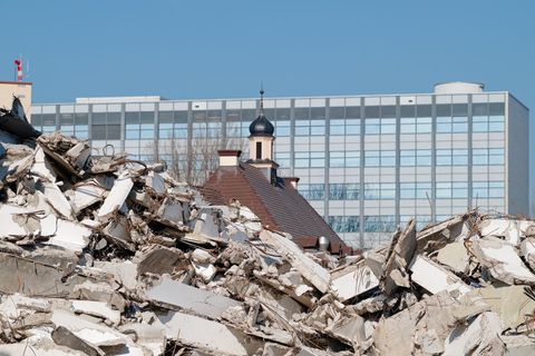 Bauschutt ist einem Gutachten zufolge auch ein wichtiger Rohstoff. (Archivbild) Foto: Uwe Anspach/dpa