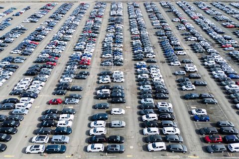 Der VW-Konzern liefert weltweit weniger Autos aus. (Archivbild) Foto: Julian Stratenschulte/dpa