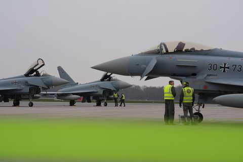 Die ersten Eurofighter der Luftwaffe sind am Montag auf dem Flughafen Lübeck gelandet. Foto: Marcus Brandt/dpa