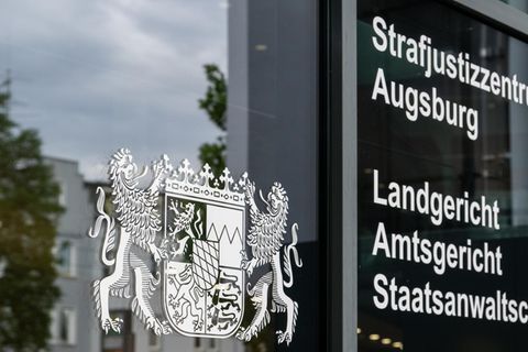 Vor dem Landgericht Augsburg hat ein kleines Mädchen zum Mord ihrer Mutter ausgesagt